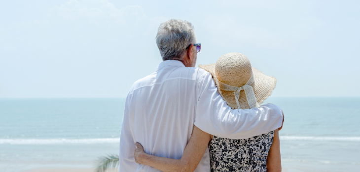 Gepensioneerd koppel aan zee