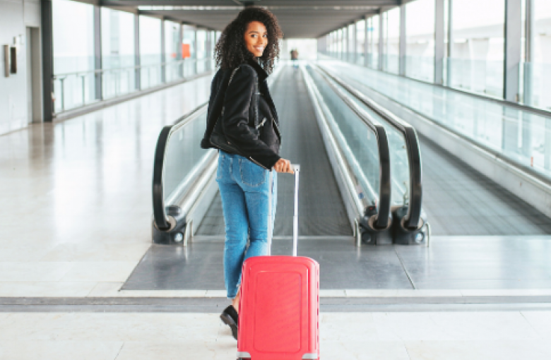 Vrouw met bagage die vertrekt op de luchthaven