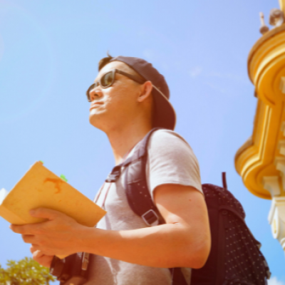 student zoekende in een Spaanse stad